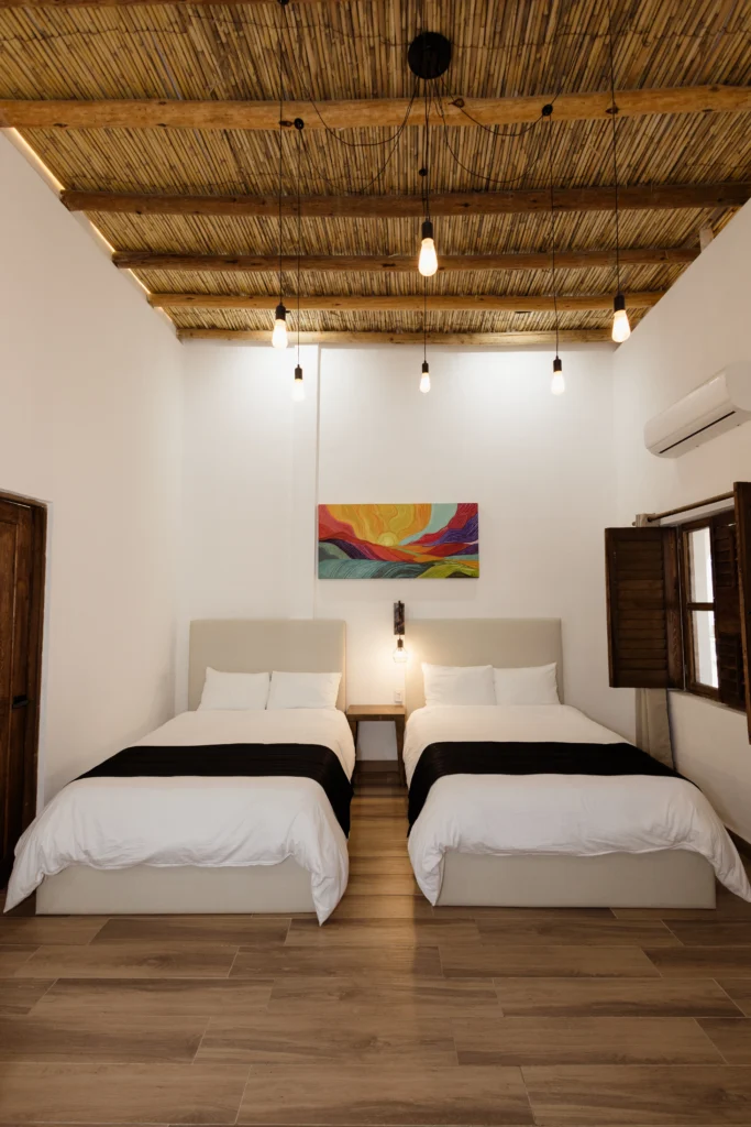 Habitación doble con techo rústico en Hotel El Molino en Parras